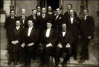 Aleksandra Augstumu ārsti 1924.gadā iestādes 100 gadu svinībās. Pirmajā rindā otrais no labās – slimnīcas direktors Jānis Brants.